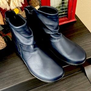 NWOT HOTTER boots, size 5 Navy blue